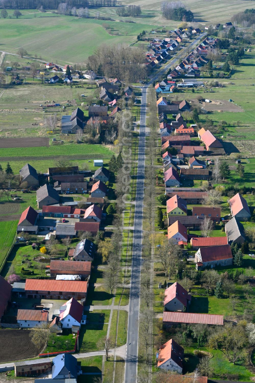 Aerial photograph Banzendorf - Agricultural land and field boundaries surround the settlement area of the village in Banzendorf in the state Brandenburg, Germany