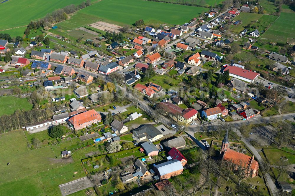 Aerial photograph Banzkow - Agricultural land and field boundaries surround the settlement area of the village in Banzkow in the state Mecklenburg - Western Pomerania, Germany