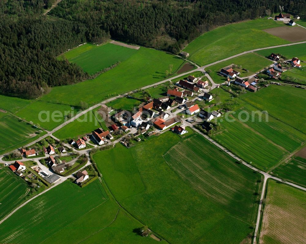 Rös from the bird's eye view: Agricultural land and field boundaries surround the settlement area of the village in Rös in the state Bavaria, Germany