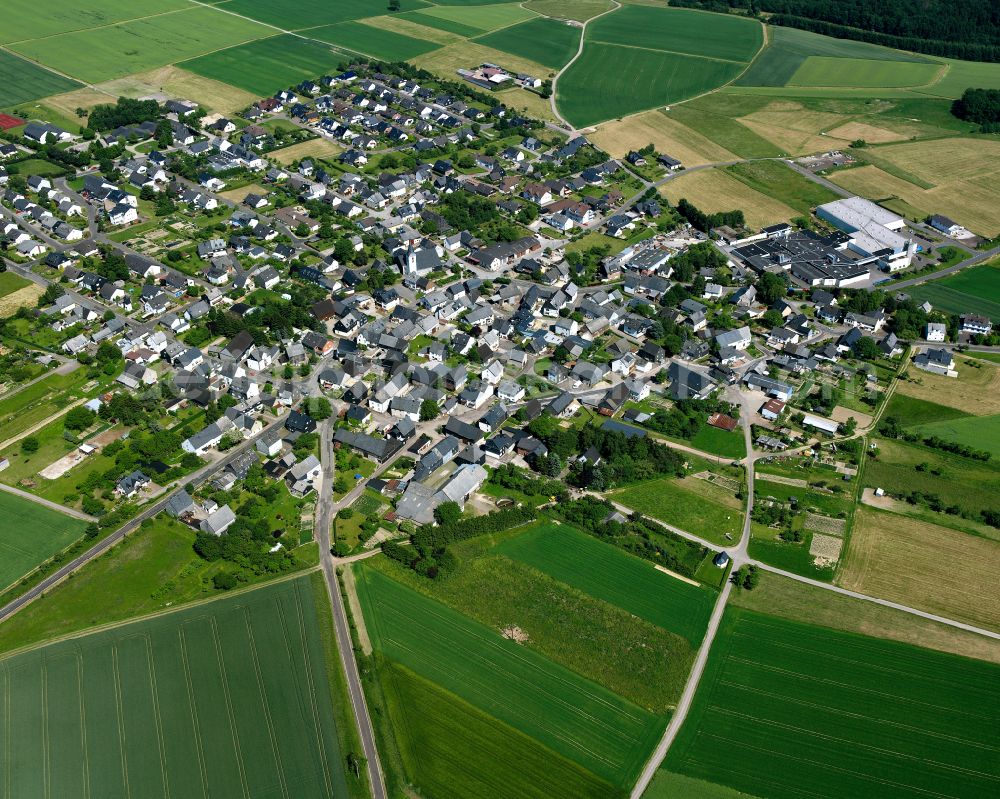 Aerial photograph Beltheim - Agricultural land and field boundaries surround the settlement area of the village in Beltheim in the state Rhineland-Palatinate, Germany