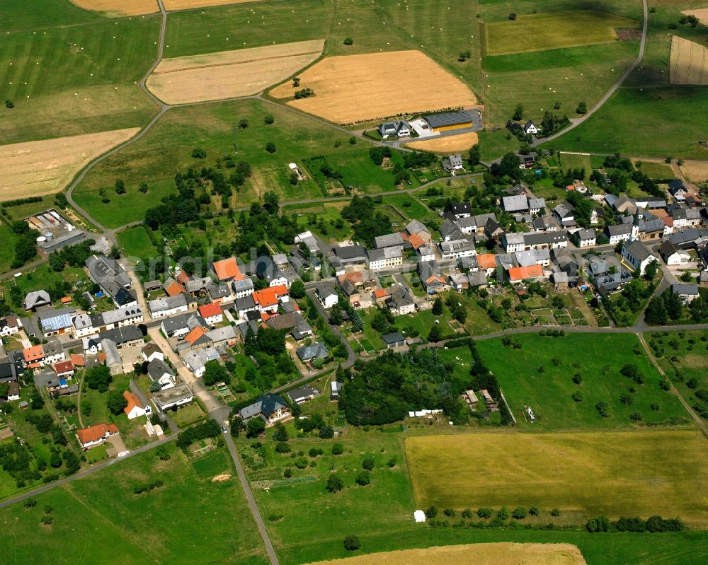 Aerial photograph Bergen - Agricultural land and field boundaries surround the settlement area of the village in Bergen in the state Rhineland-Palatinate, Germany