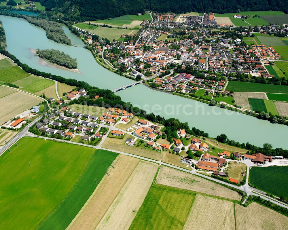 Aerial photograph Bergham - Agricultural land and field boundaries surround the settlement area of the village in Bergham in the state Bavaria, Germany