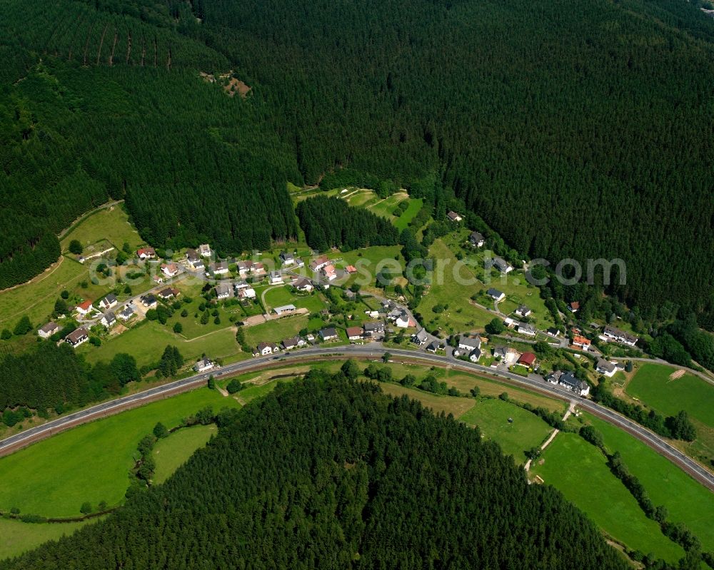 Aerial photograph Bermershausen - Agricultural land and field boundaries surround the settlement area of the village in Bermershausen at Siegerland in the state North Rhine-Westphalia, Germany