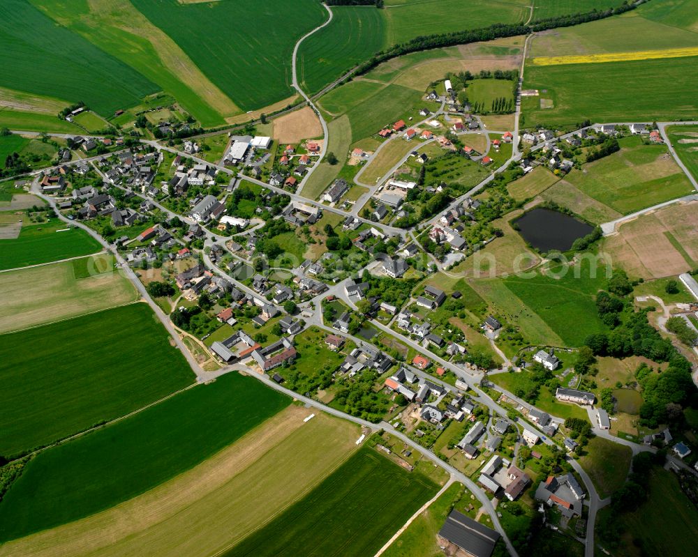 Aerial image Bernsgrün - Agricultural land and field boundaries surround the settlement area of the village in Bernsgrün in the state Thuringia, Germany