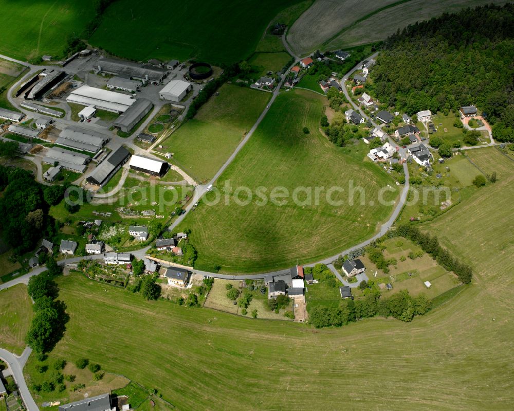 Aerial photograph Bernsgrün - Agricultural land and field boundaries surround the settlement area of the village in Bernsgrün in the state Thuringia, Germany