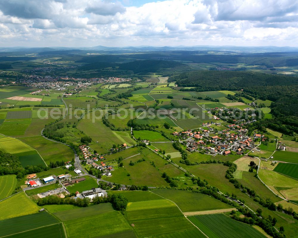 Aerial photograph Bernshausen - Agricultural land and field boundaries surround the settlement area of the village in Bernshausen in the state Hesse, Germany