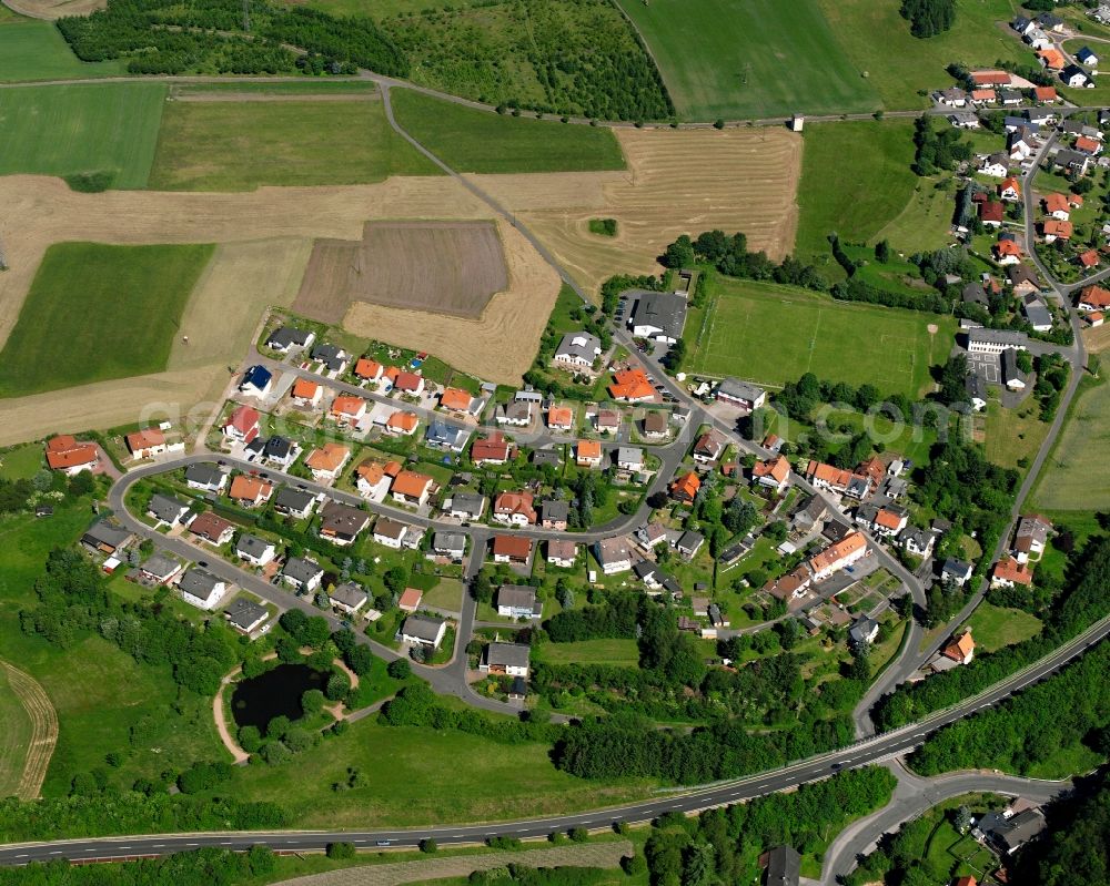 Aerial photograph Berschweiler bei Baumholder - Agricultural land and field boundaries surround the settlement area of the village in Berschweiler bei Baumholder in the state Rhineland-Palatinate, Germany