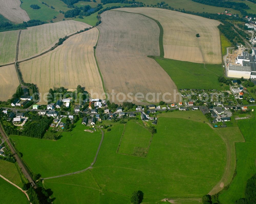 Aerial photograph Berthelsdorf - Agricultural land and field boundaries surround the settlement area of the village in Berthelsdorf in the state Saxony, Germany