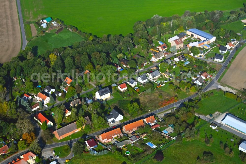 Aerial photograph Beuden - Agricultural land and field boundaries surround the settlement area of the village in Beuden in the state Saxony, Germany