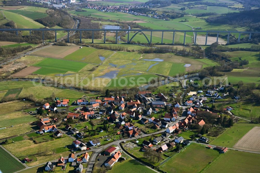 Aerial photograph Binsförth - Agricultural land and field boundaries surround the settlement area of the village in Binsförth in the state Hesse, Germany