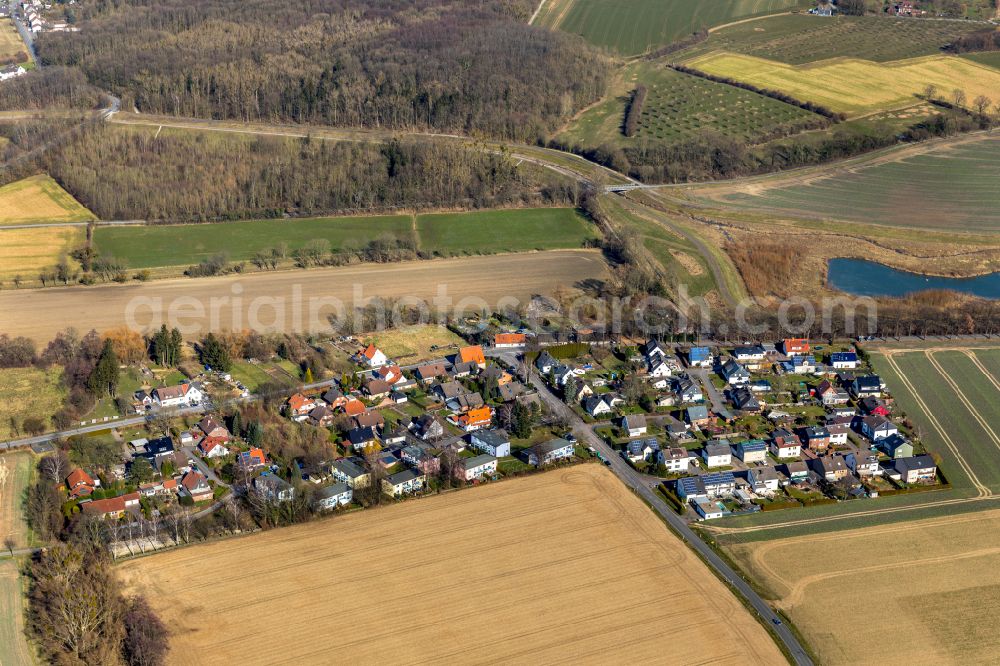 Aerial photograph Bönen - Agricultural land and field boundaries surround the settlement area of the village in Bönen at Ruhrgebiet in the state North Rhine-Westphalia, Germany