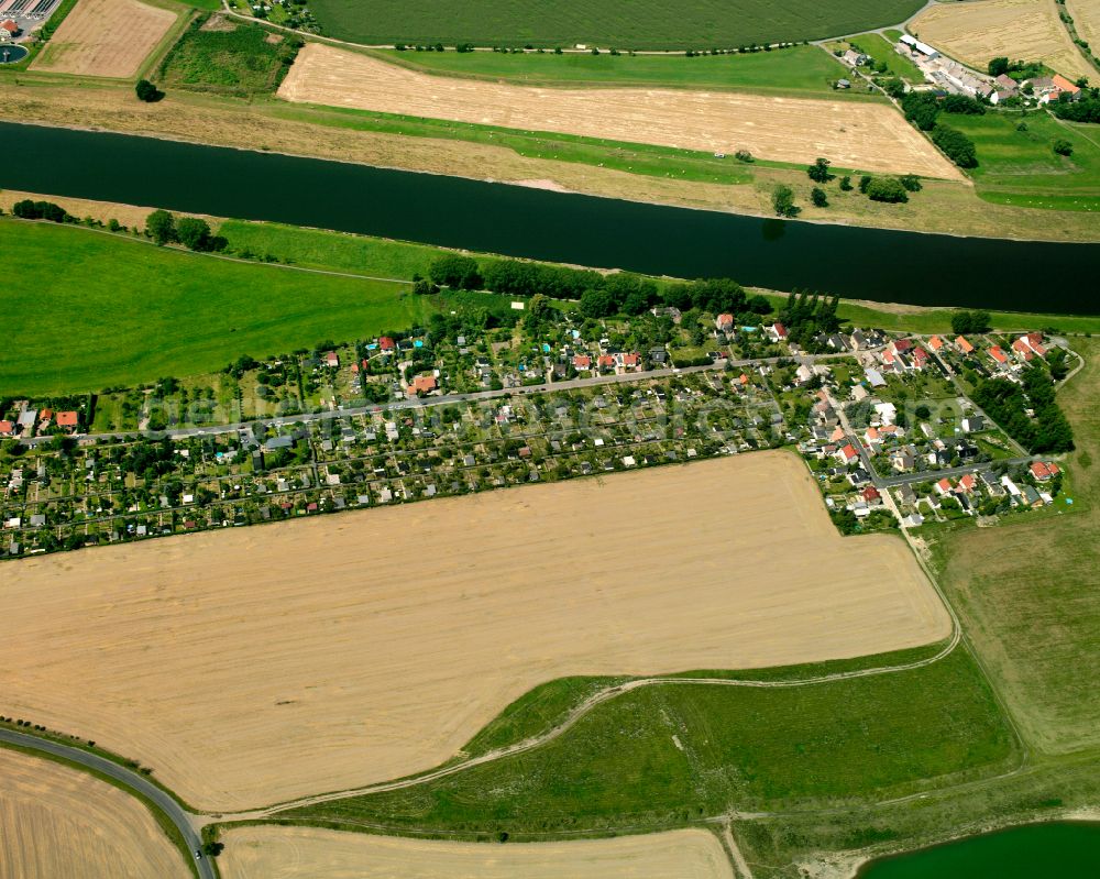 Aerial photograph Bobersen - Agricultural land and field boundaries surround the settlement area of the village in Bobersen in the state Saxony, Germany