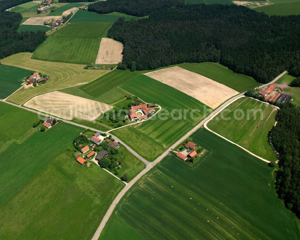 Aerial photograph Breitenloh - Agricultural land and field boundaries surround the settlement area of the village in Breitenloh in the state Bavaria, Germany