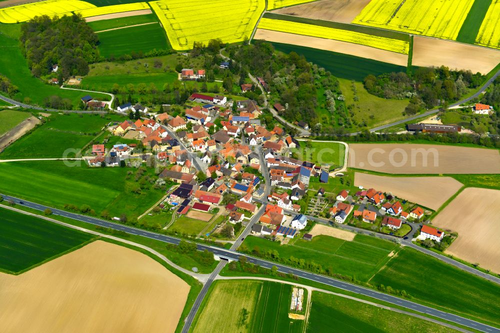 Aerial photograph Brünnau - Agricultural land and field boundaries surround the settlement area of the village in Brünnau in the state Bavaria, Germany