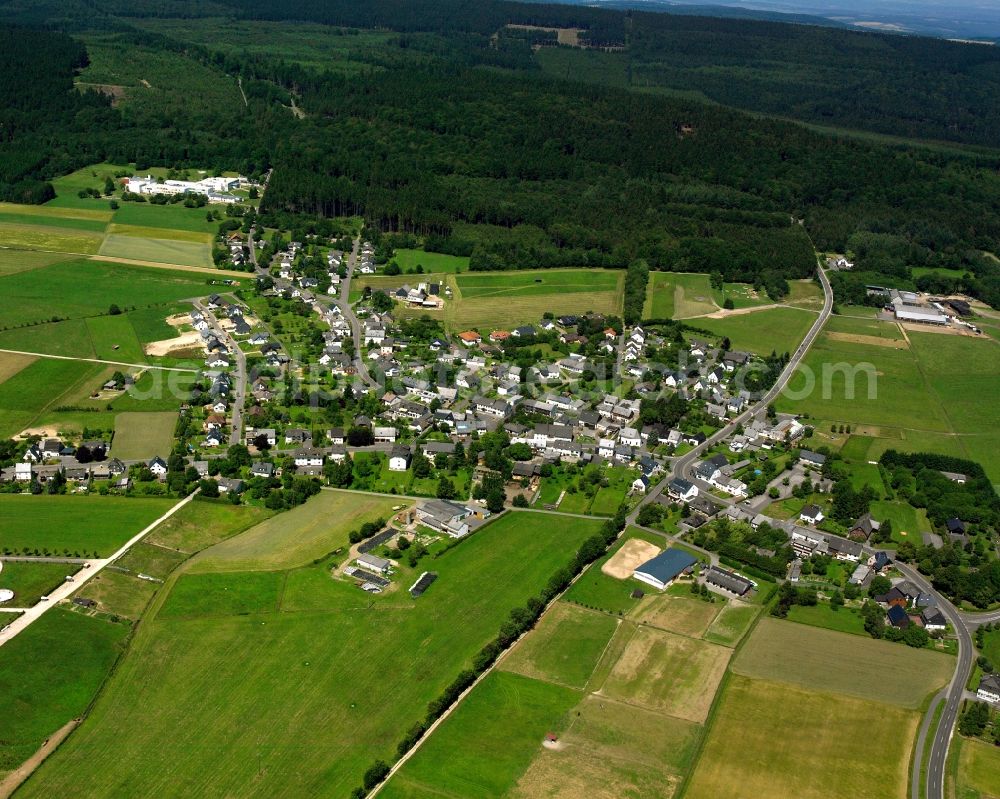 Aerial photograph Bruchweiler - Agricultural land and field boundaries surround the settlement area of the village in Bruchweiler in the state Rhineland-Palatinate, Germany