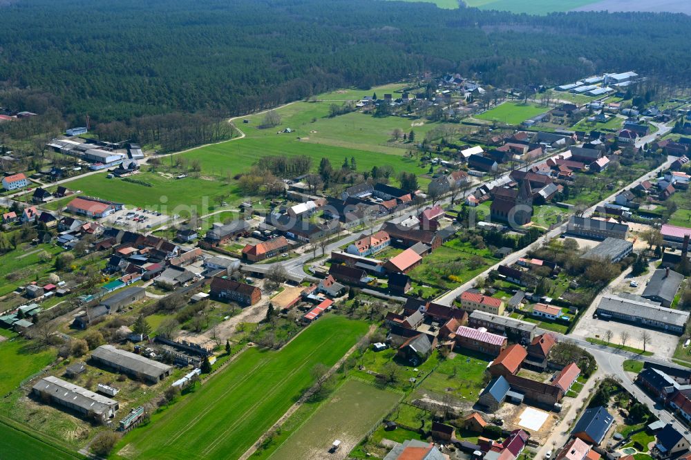 Brunau from the bird's eye view: Agricultural land and field boundaries surround the settlement area of the village in Brunau in the state Saxony-Anhalt, Germany