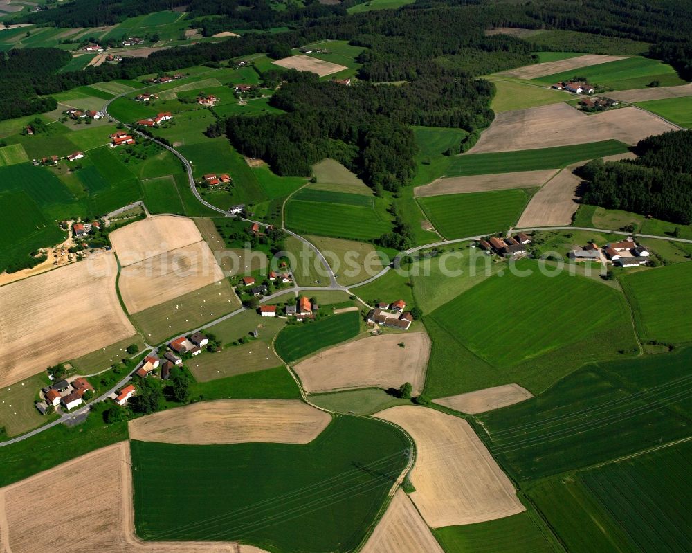 Aerial photograph Brunndobl - Agricultural land and field boundaries surround the settlement area of the village in Brunndobl in the state Bavaria, Germany