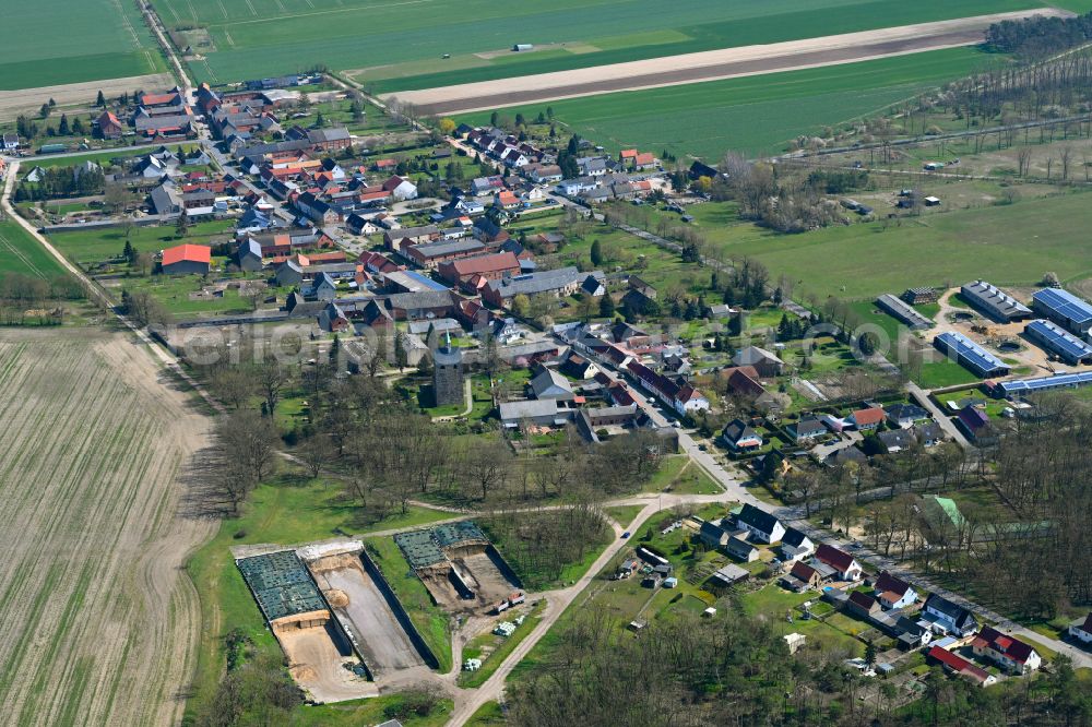 Büste from the bird's eye view: Agricultural land and field boundaries surround the settlement area of the village in Büste in the state Saxony-Anhalt, Germany