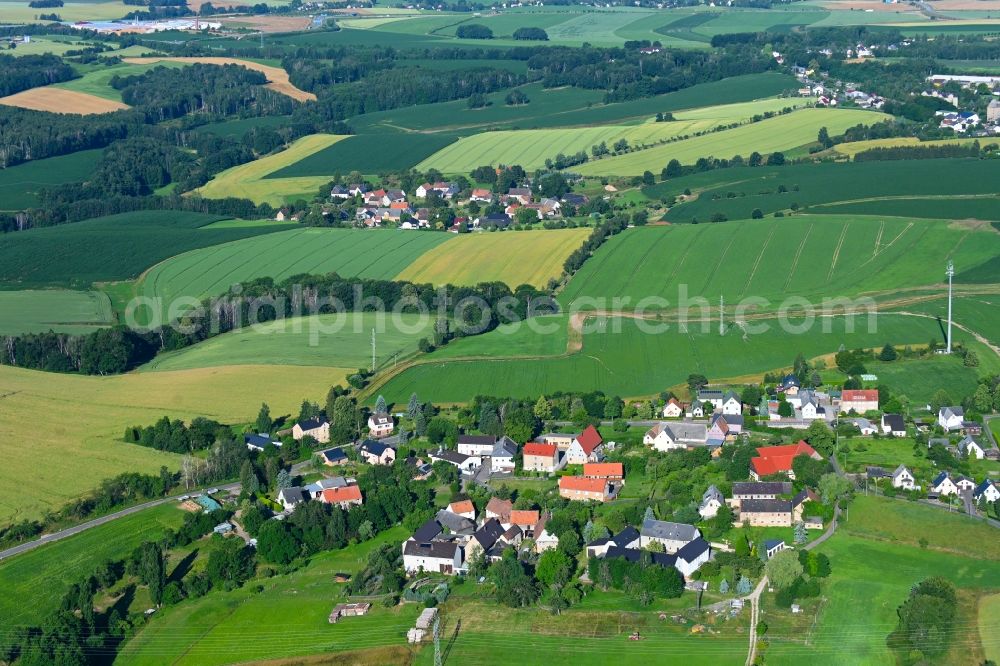 Carsdorf from the bird's eye view: Agricultural land and field boundaries surround the settlement area of the village in Carsdorf in the state Saxony, Germany