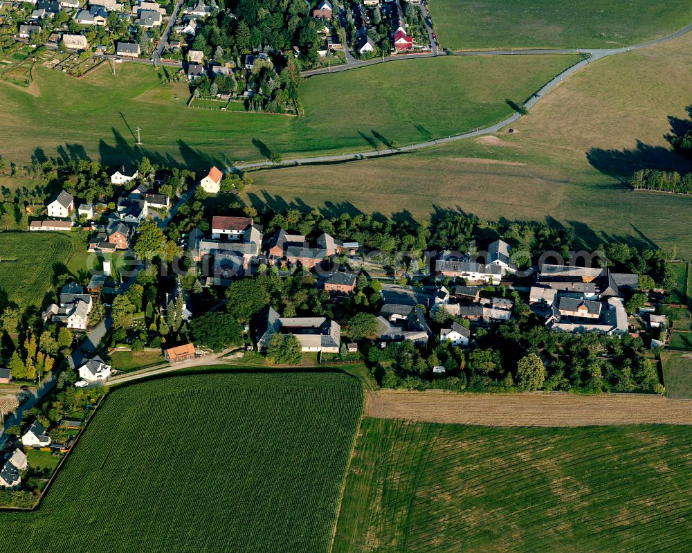 Aerial photograph Caselwitz - Agricultural land and field boundaries surround the settlement area of the village in Caselwitz in the state Thuringia, Germany