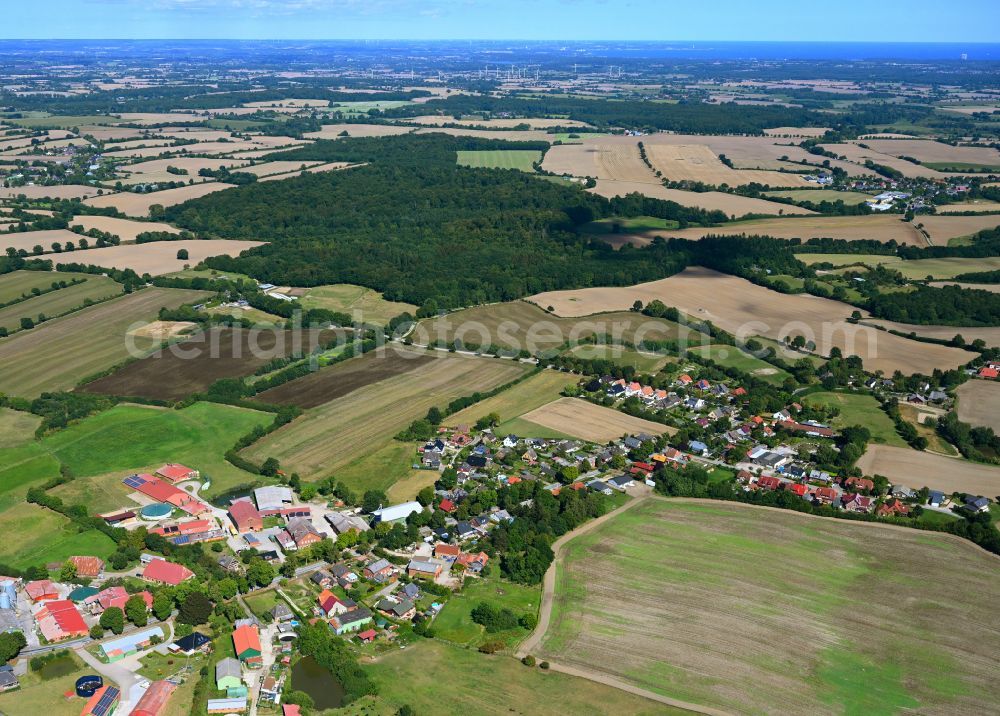 Aerial photograph Cashagen - Agricultural land and field boundaries surround the settlement area of the village on street Dorfallee in Cashagen in the state Schleswig-Holstein, Germany