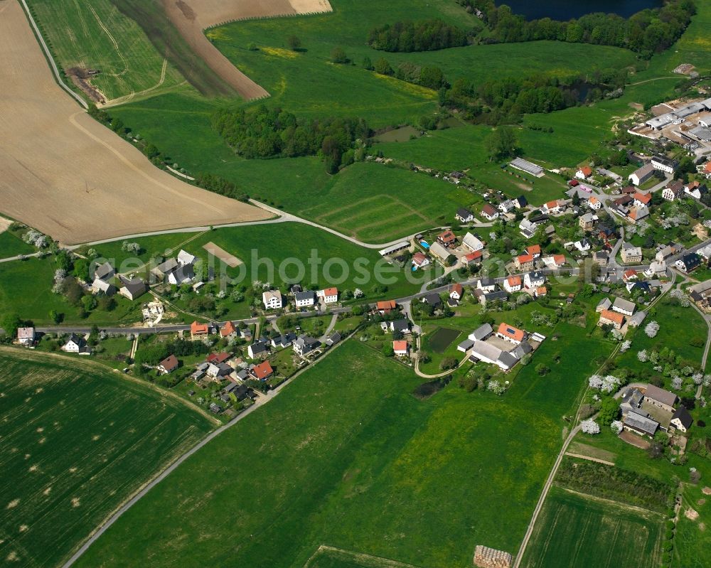 Aerial photograph Chursdorf - Agricultural land and field boundaries surround the settlement area of the village in Chursdorf in the state Saxony, Germany