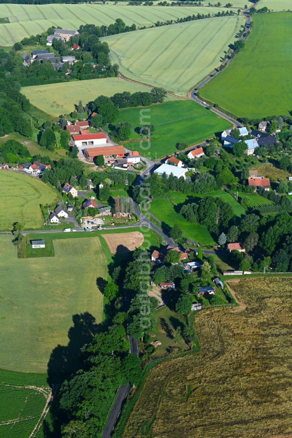 Aerial photograph Clennen - Agricultural land and field boundaries surround the settlement area of the village in Clennen in the state Saxony, Germany