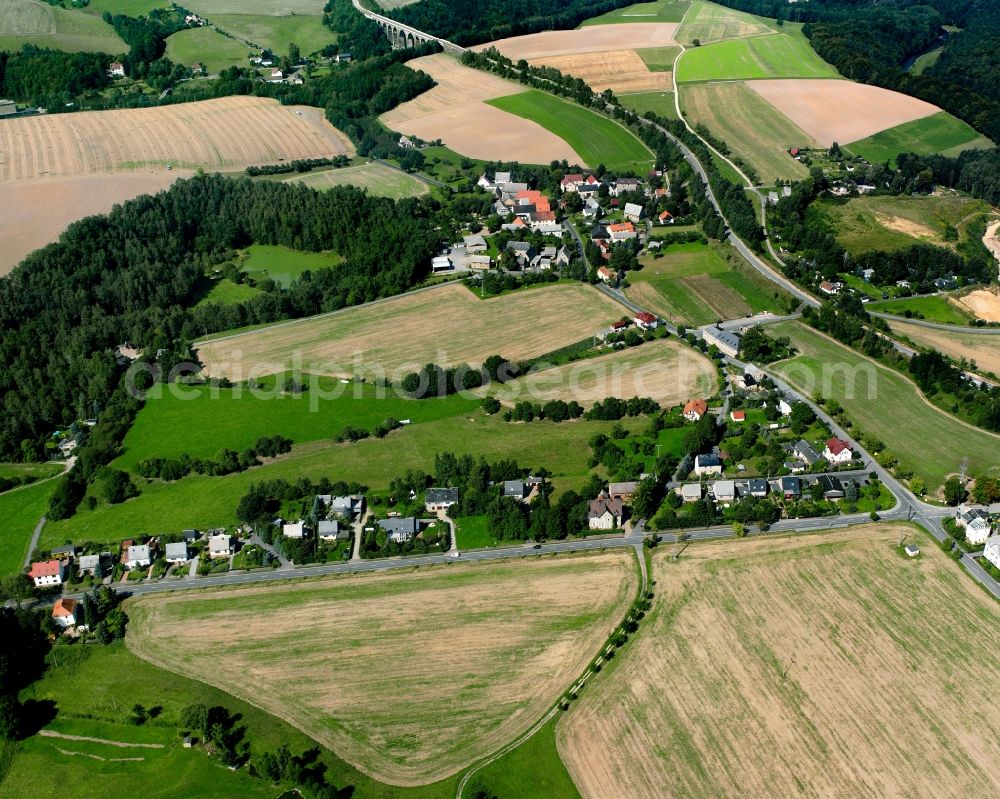 Aerial photograph Cossen - Agricultural land and field boundaries surround the settlement area of the village in Cossen in the state Saxony, Germany