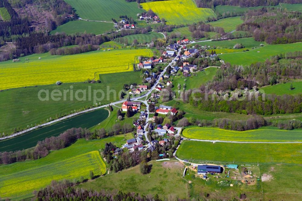 Aerial photograph Cosul - Agricultural land and field boundaries surround the settlement area of the village in Cosul in the state Saxony, Germany