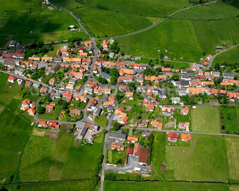 Aerial photograph Crainfeld - Agricultural land and field boundaries surround the settlement area of the village in Crainfeld in the state Hesse, Germany