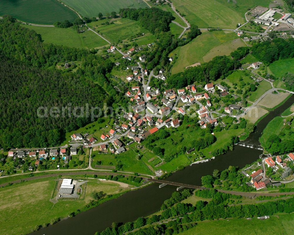 Aerial photograph Cronschwitz - Agricultural land and field boundaries surround the settlement area of the village in Cronschwitz in the state Thuringia, Germany