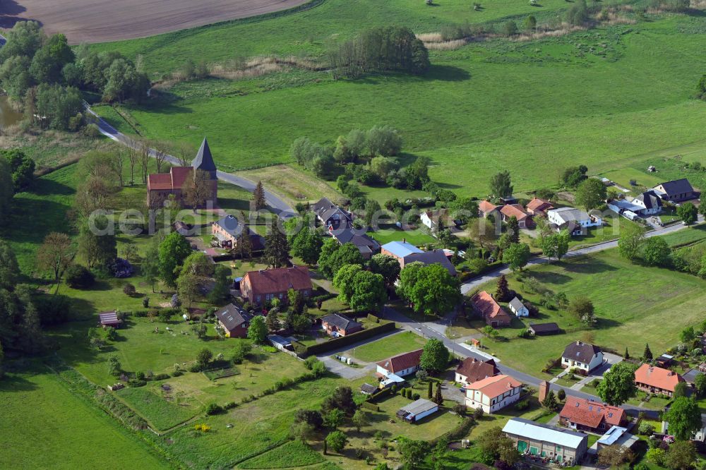 Aerial photograph Döbbersen - Agricultural land and field boundaries surround the settlement area of the village in Döbbersen in the state Mecklenburg - Western Pomerania, Germany