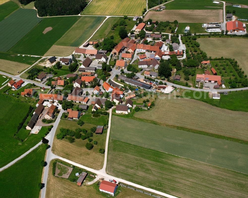 Aerial photograph Deffersdorf - Agricultural land and field boundaries surround the settlement area of the village in Deffersdorf in the state Bavaria, Germany