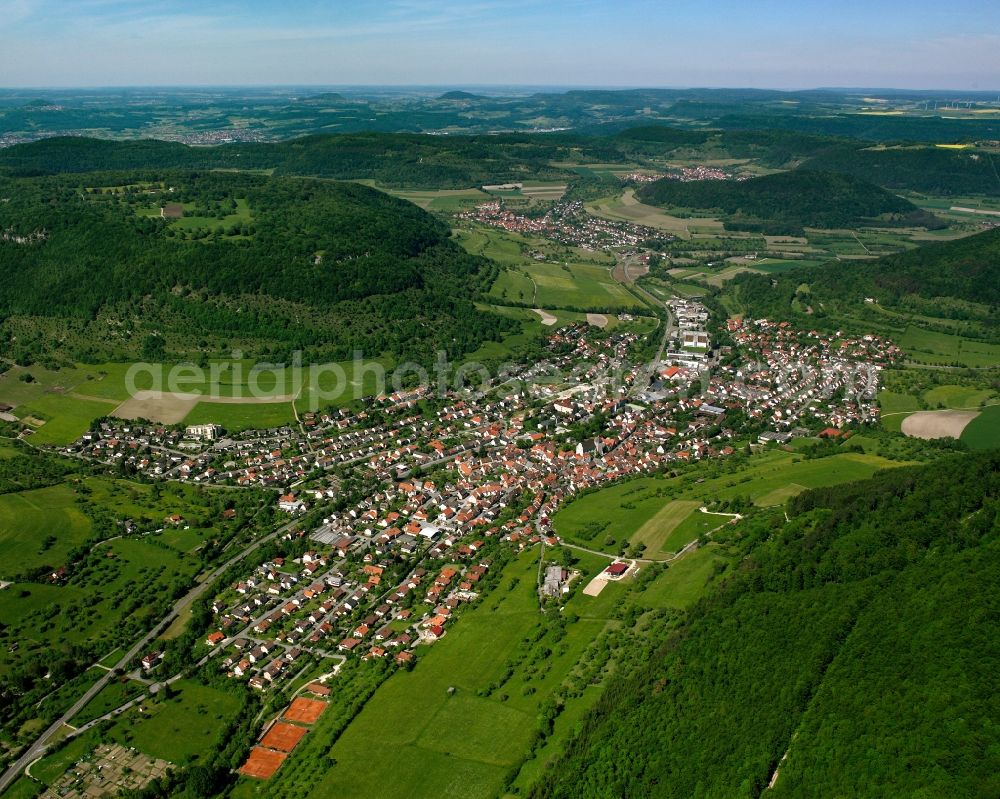 Aerial photograph Deggingen - Agricultural land and field boundaries surround the settlement area of the village in Deggingen in the state Baden-Wuerttemberg, Germany