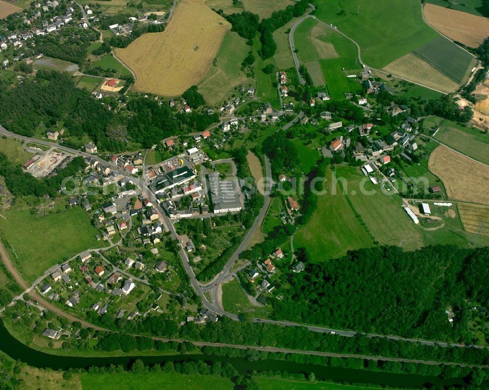 Aerial image Dölau - Agricultural land and field boundaries surround the settlement area of the village in Dölau in the state Thuringia, Germany