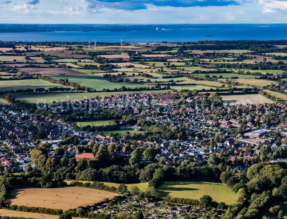 Dänischenhagen from above - Agricultural land and field boundaries surround the settlement area of the village in the district Altenholz-Klausdorf in Daenischenhagen in the state Schleswig-Holstein, Germany