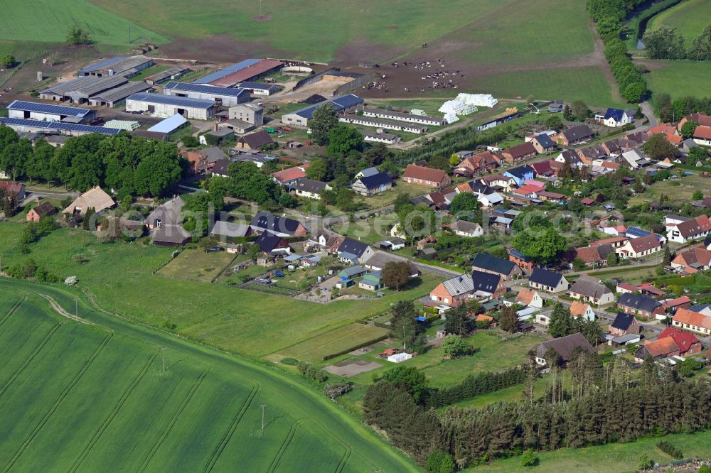 Aerial photograph Dütschow - Agricultural land and field boundaries surround the settlement area of the village in Dütschow in the state Mecklenburg - Western Pomerania, Germany