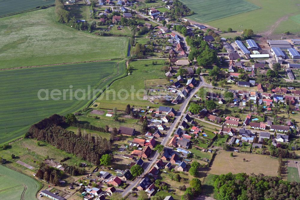 Aerial photograph Dütschow - Agricultural land and field boundaries surround the settlement area of the village in Dütschow in the state Mecklenburg - Western Pomerania, Germany