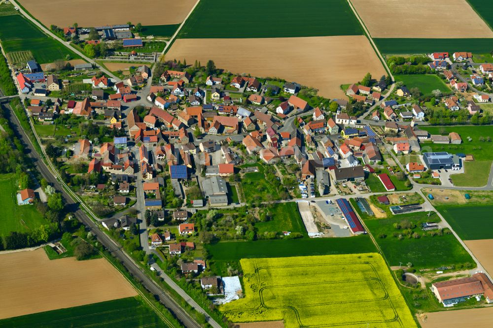 Aerial photograph Effeldorf - Agricultural land and field boundaries surround the settlement area of the village in Effeldorf in the state Bavaria, Germany