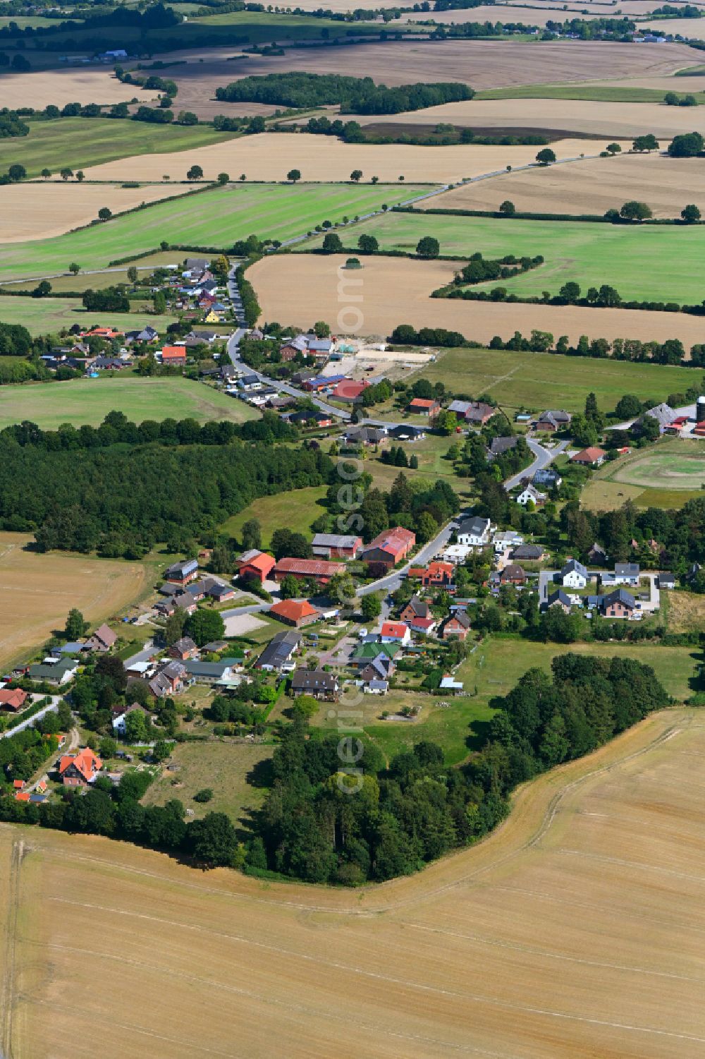 Aerial photograph Eilsdorf - Agricultural land and field boundaries surround the settlement area of the village in Eilsdorf in the state Schleswig-Holstein, Germany