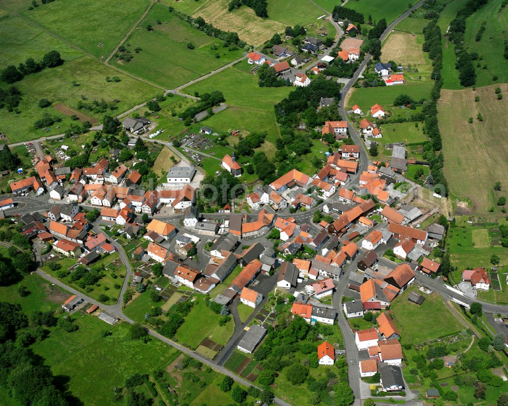 Aerial photograph Elpenrod - Agricultural land and field boundaries surround the settlement area of the village in Elpenrod in the state Hesse, Germany