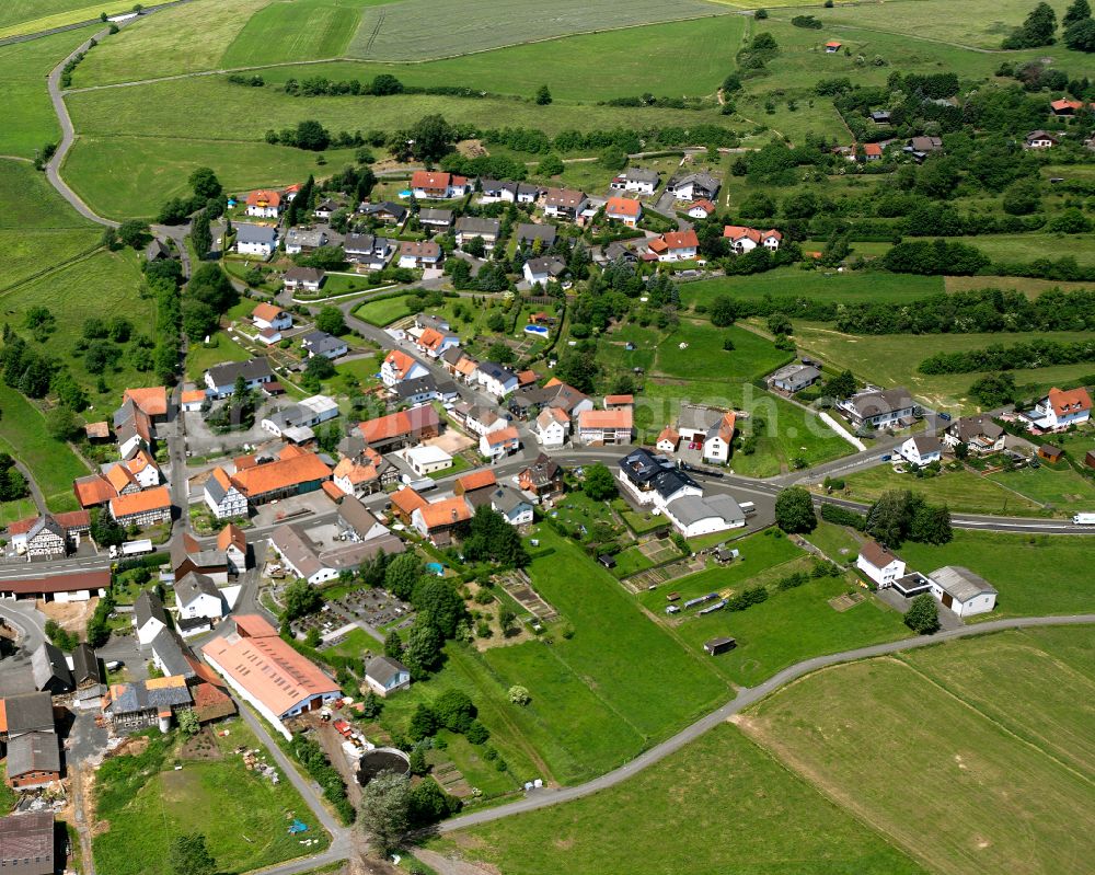 Aerial photograph Elpenrod - Agricultural land and field boundaries surround the settlement area of the village in Elpenrod in the state Hesse, Germany