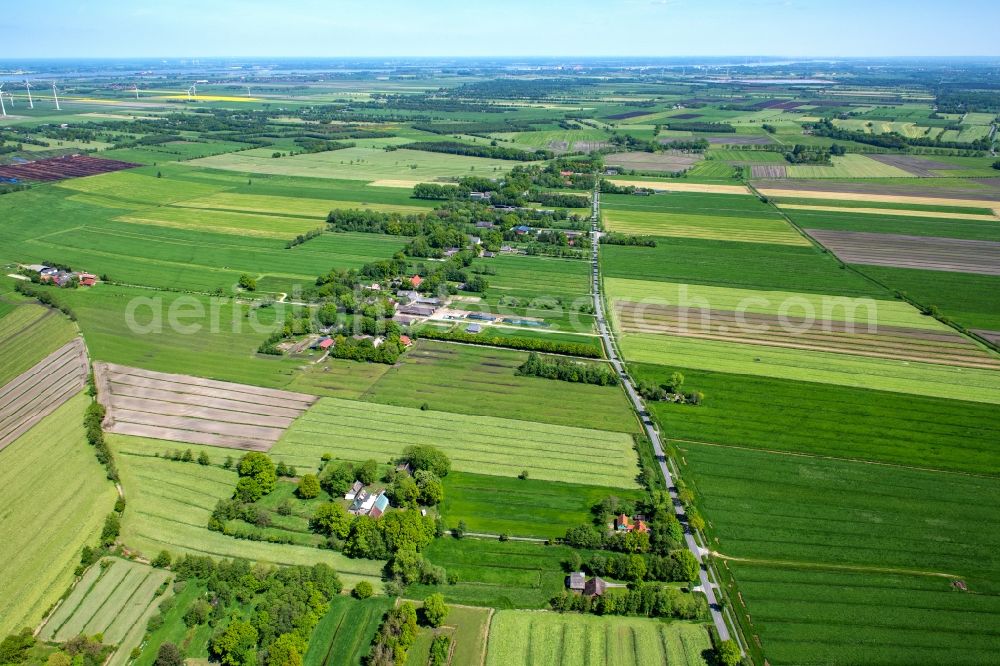 Aerial image Engelschoff - Agricultural land and field boundaries surround the settlement area of the village in Engelschoff in the state Lower Saxony, Germany