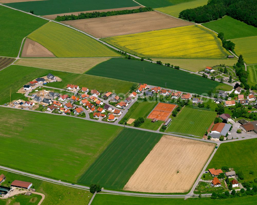 Englisweiler from the bird's eye view: Agricultural land and field boundaries surround the settlement area of the village in Englisweiler in the state Baden-Wuerttemberg, Germany