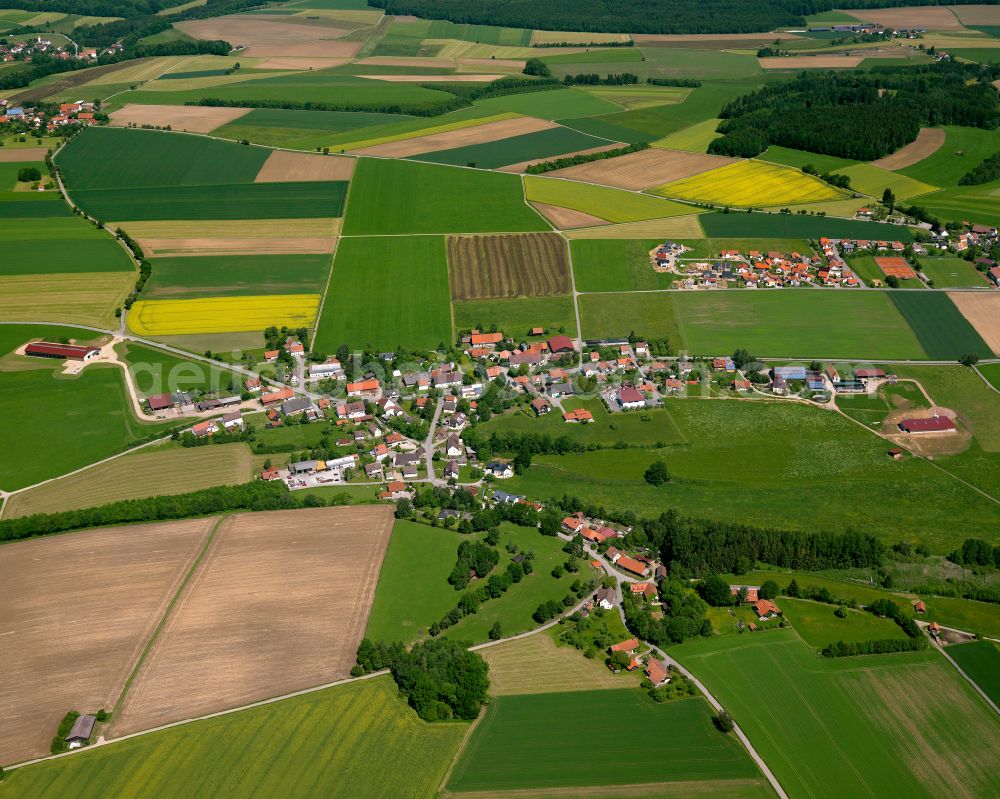 Aerial photograph Englisweiler - Agricultural land and field boundaries surround the settlement area of the village in Englisweiler in the state Baden-Wuerttemberg, Germany