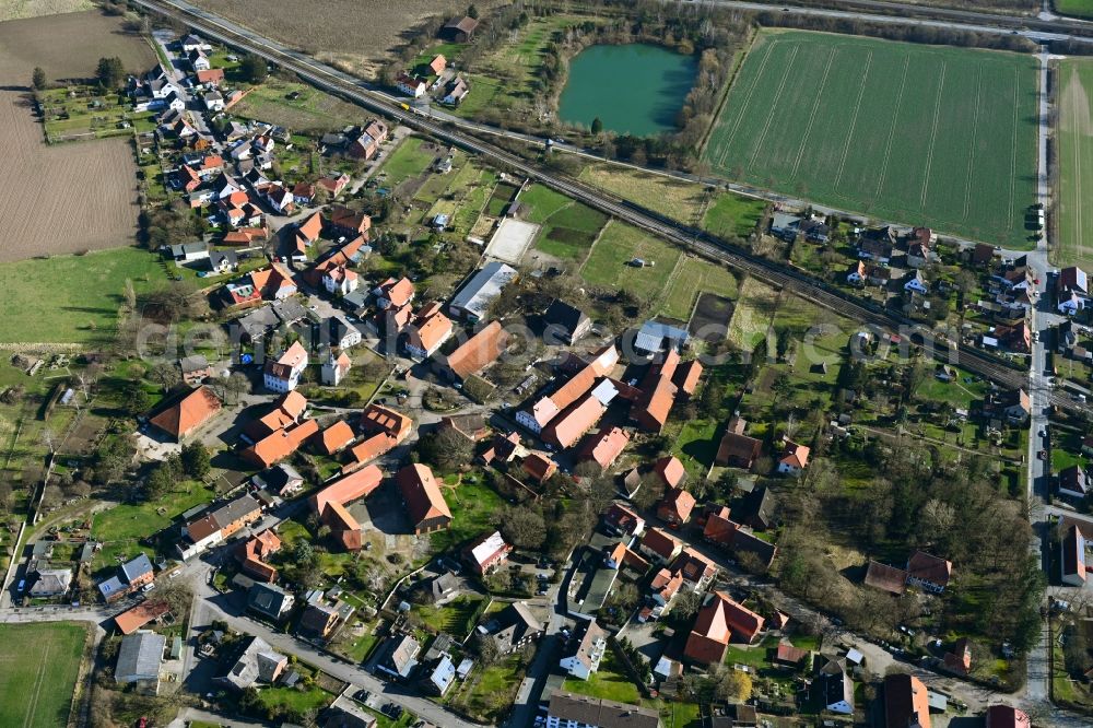 Barnten from above - Agricultural land and field boundaries surround the settlement area of the village along the Landesstrasse on Barntener Platz in Barnten in the state Lower Saxony, Germany