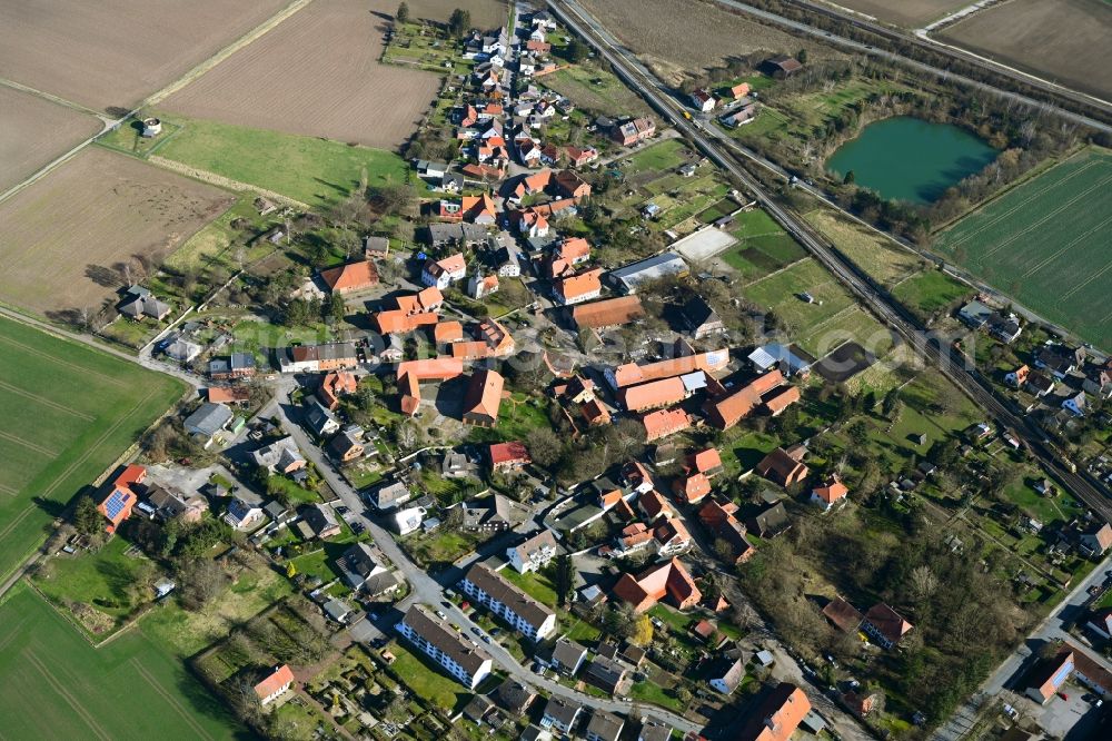 Barnten from the bird's eye view: Agricultural land and field boundaries surround the settlement area of the village along the Landesstrasse on Barntener Platz in Barnten in the state Lower Saxony, Germany