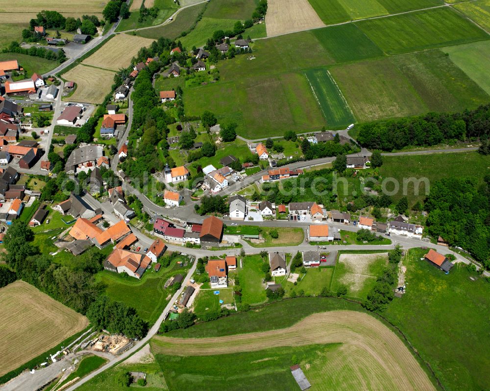 Aerial photograph Erbenhausen - Agricultural land and field boundaries surround the settlement area of the village in Erbenhausen in the state Hesse, Germany