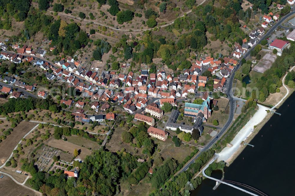 Erlach from the bird's eye view: Agricultural land and field boundaries surround the settlement area of the village in Erlach in the state Bavaria, Germany