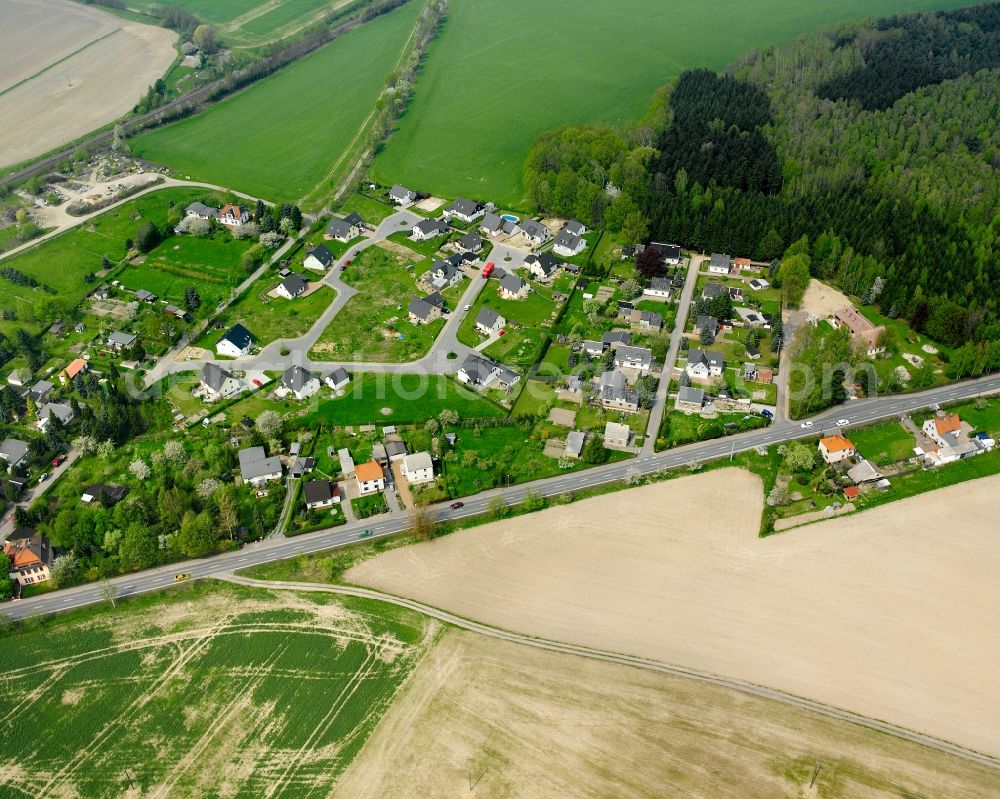 Aerial photograph Erlau - Agricultural land and field boundaries surround the settlement area of the village in Erlau in the state Saxony, Germany